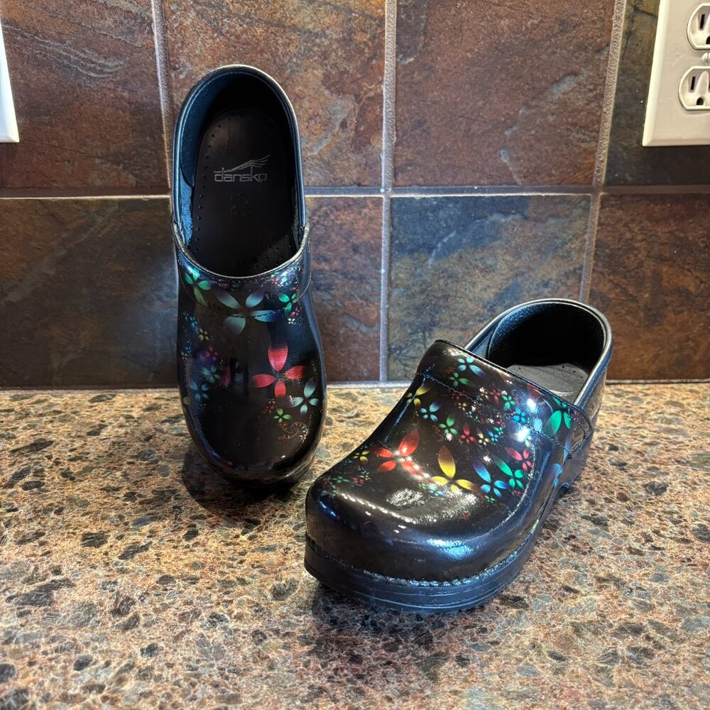 Dansko Ladies Floral Clogs Size 37 Black Patent Multicolor Flowers